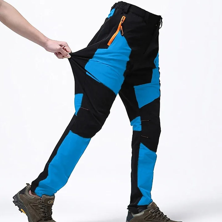 Schwarz-blaue Outdoor-Hose, elastisch, mit Reißverschlusstasche, ideal für Wandern und Trekking.