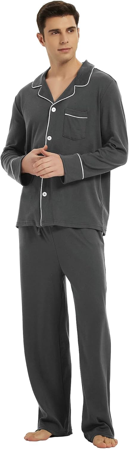 Mann in dunkelgrauem Pyjama-Set aus Baumwolle mit weißen Knöpfen und Paspeln.