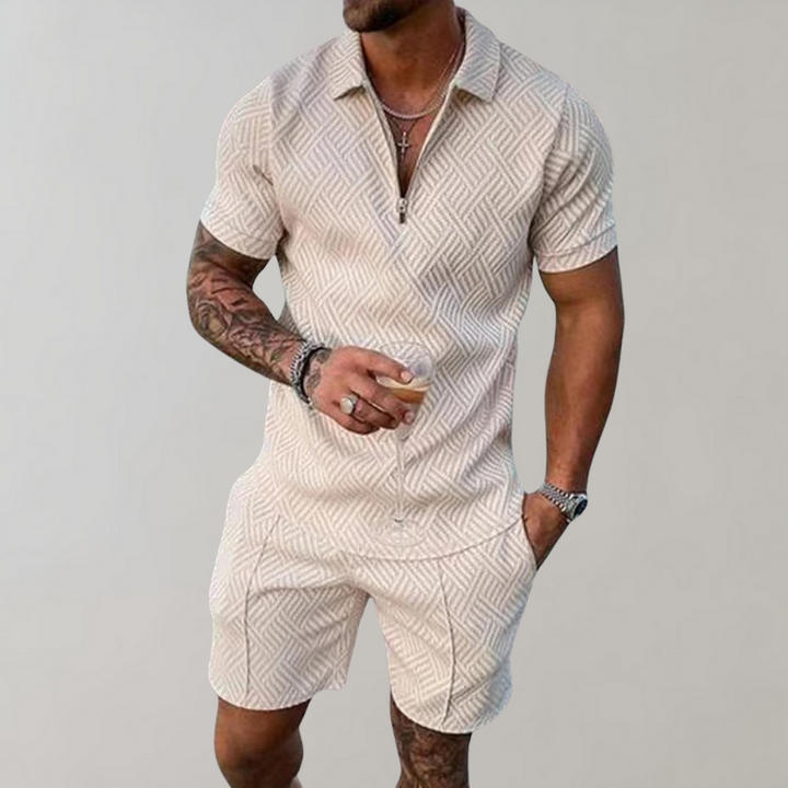 Herren Sommer-Set, beige Polo und Shorts, geometrisches Muster, Freizeitmode.