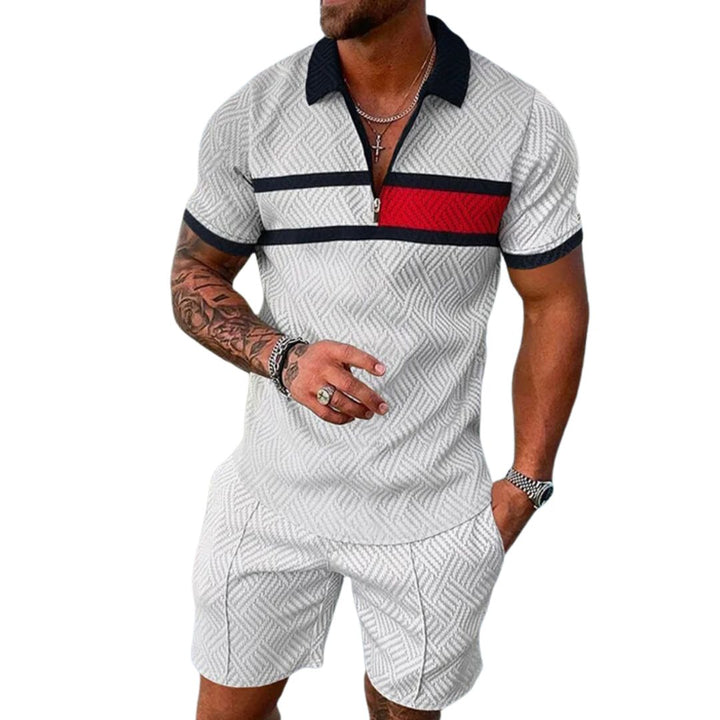 Mann in weißem Polo-Shorts-Set mit rotem Streifen, Sommermode, Herrenbekleidung.