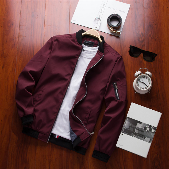 Bordeaux Herren Sommerjacke, Reißverschluss, stilvoll, lässig, auf Holztisch mit Accessoires.