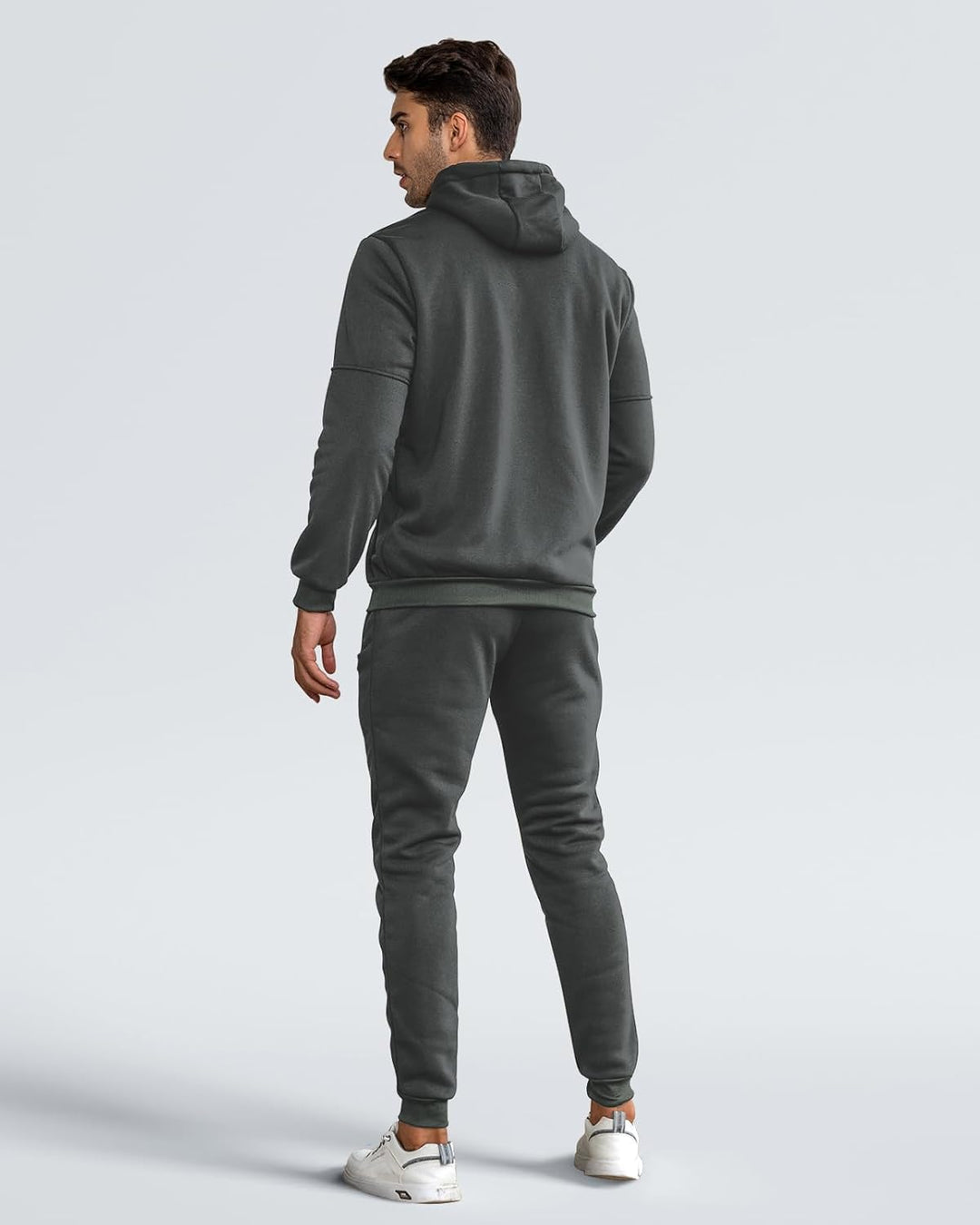 Mann in dunkelgrauem Hoodie und Jogginghose, Rückansicht, Freizeitmode, sportlich, bequem.