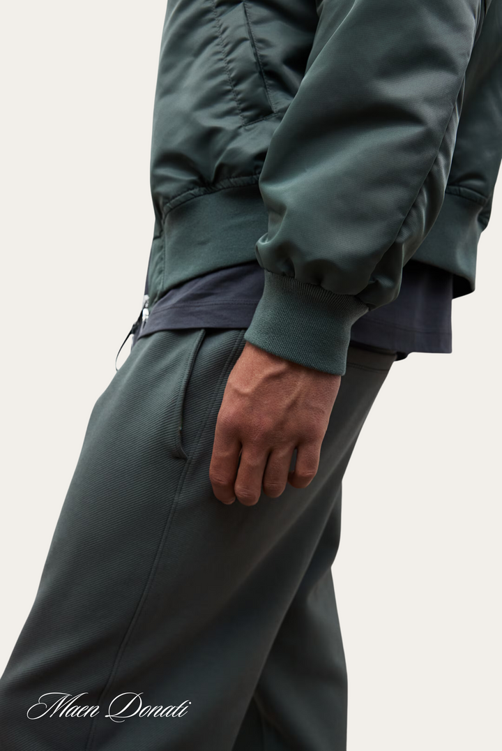 Grüne Bomberjacke und Jogginghose, Herrenmode, Freizeitkleidung, Nahaufnahme, Milan Deradi.