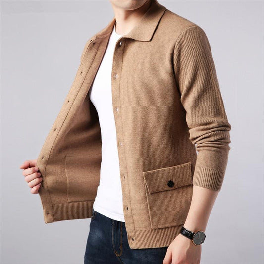 Beiger Herren-Cardigan aus Wolle, Knopfleiste, Taschen, lässig, modisch, Herbstmode.