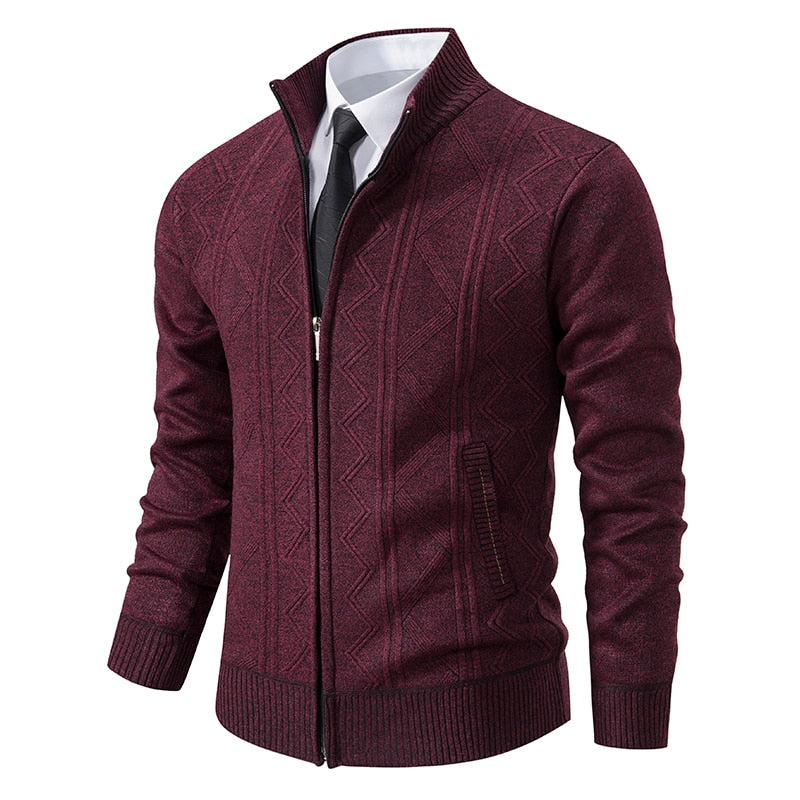 Bordeauxfarbener Herren-Strickjacke mit Reißverschluss, elegantes Design, ideal für Herbstmode.