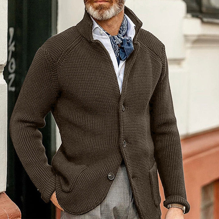 Herren Strickjacke, dunkelbraun, Stehkragen, langärmelig, dicker Stoff, lässig, modisch.