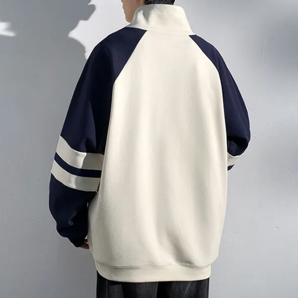 Herren-Sweatshirt, beige mit blauen Ärmeln, sportlich, lässig, Baumwolle, modisch.