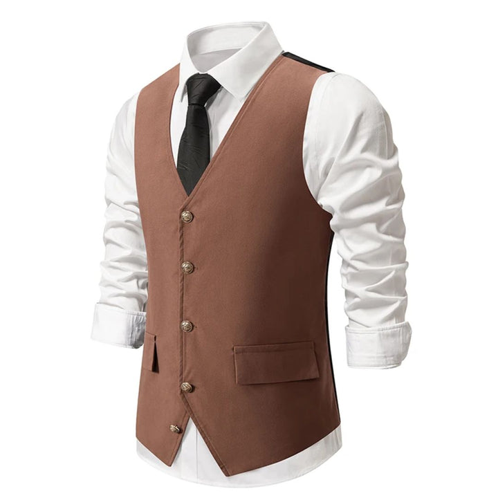 Braune Herrenweste mit Knöpfen, weißem Hemd und schwarzer Krawatte, elegantes Herrenoutfit.