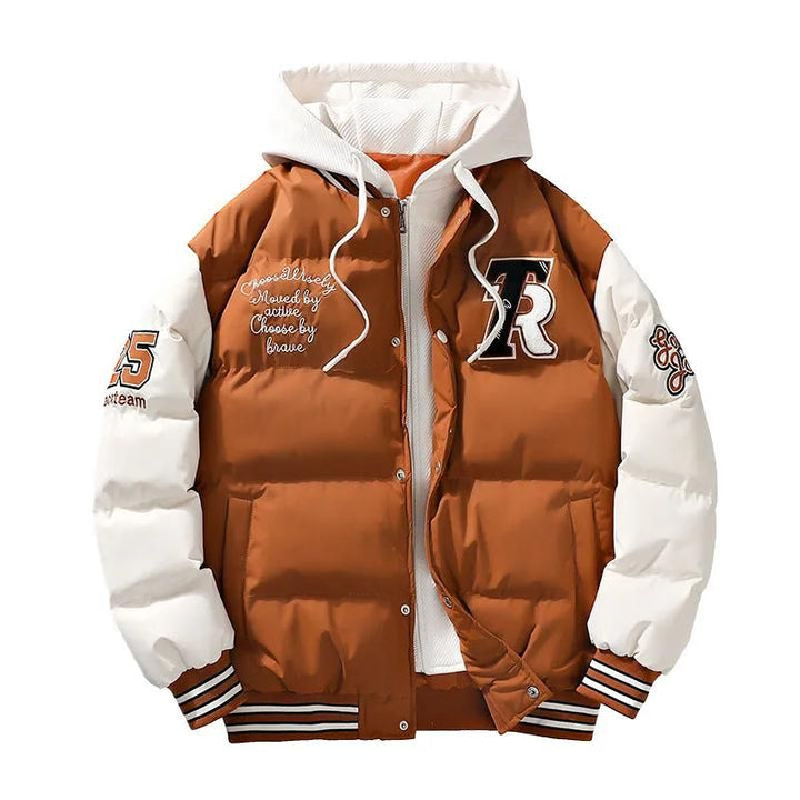 Braune Collegejacke mit weißen Ärmeln, Kapuze, gestickten Patches, Unisex, modisch.