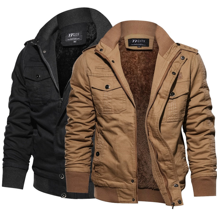 Zwei Herren-Winterjacken, schwarz und beige, mit Kapuze, warm gefüttert, modisch und funktional.