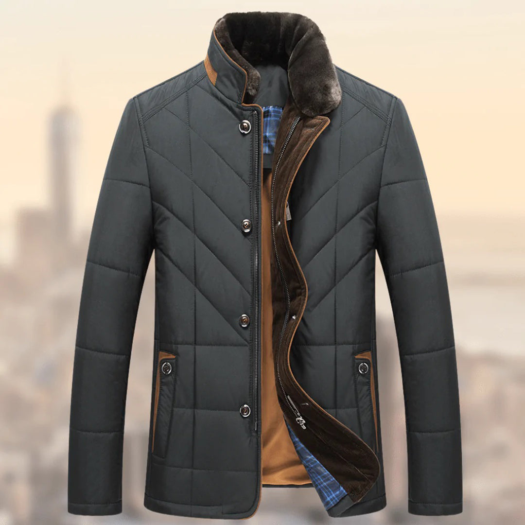 Dunkelgrüne Herren-Winterjacke, gesteppt, mit Stehkragen und Knopfleiste, warm gefüttert.