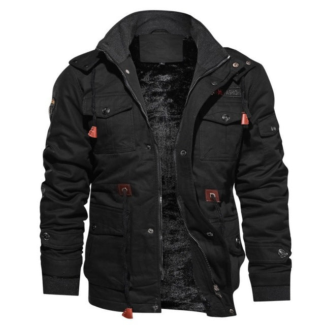 Schwarze Herren-Winterjacke mit Kapuze, Plüschfutter, taktisches Design, mittellang.