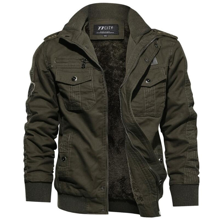 Olivgrüne Herrenjacke, gefüttert, mit Reißverschluss und Taschen, ideal für Herbst und Winter.