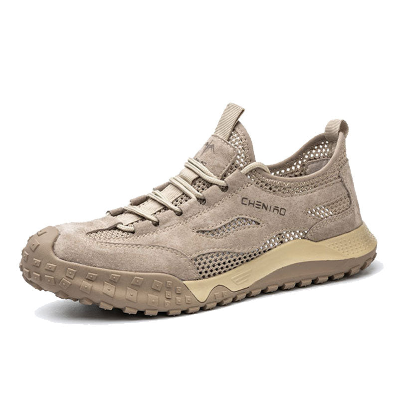 Beiger Wanderschuh aus Wildleder mit rutschfester Sohle, atmungsaktiv, für Outdoor-Aktivitäten.