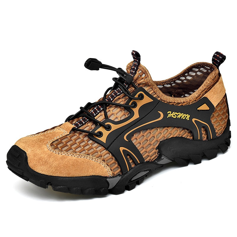 Beiger Outdoor-Wanderschuh, atmungsaktiv, rutschfest, mit schwarzer Sohle und Schnürung.