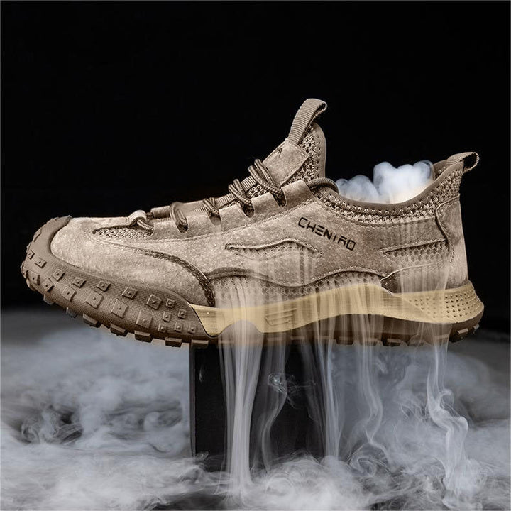 Beiger Wanderschuh mit robustem Profil, atmungsaktivem Material und Chenird-Logo.