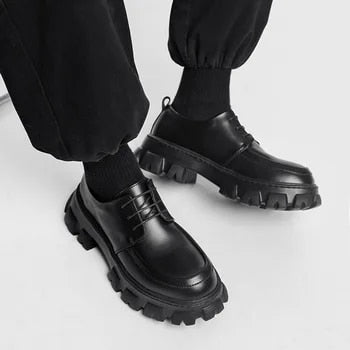 Schwarze Herren-Ledersneaker mit dicker Sohle, modisch, 2022, lässig und formell.