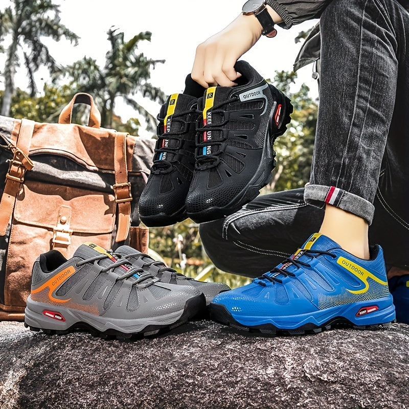 Drei Paar Outdoor-Sneaker, schwarz, grau, blau, atmungsaktiv, rutschfest, auf Felsen.