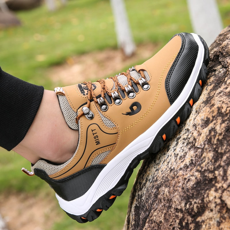 Brauner Wanderschuh für Herren, rutschfeste Sohle, atmungsaktiv, Outdoor, robust.
