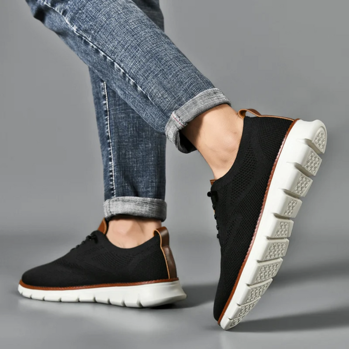 Schwarzer Herren-Sneaker, atmungsaktiv, mit weißer Sohle, ideal für Freizeit und Sport.