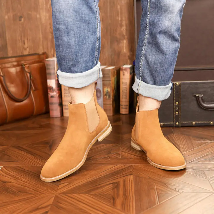 Herren Chelsea Boots aus braunem Wildleder, lässig, modisch, kombiniert mit blauen Jeans.