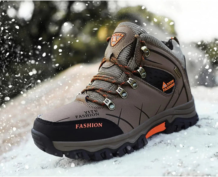 Wasserdichter brauner Wanderschuh mit rutschfester Sohle, ideal für Outdoor-Aktivitäten.