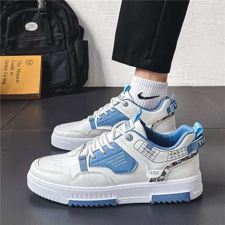 Weiße Herren-Sneaker, atmungsaktiv, modisch, vielseitig, rutschfest, blau-weiße Akzente.