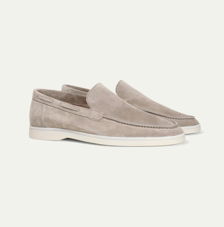 Beige Wildleder-Slipper für Herren, elegantes Design, rutschfeste Sohle, ideal für Freizeit.