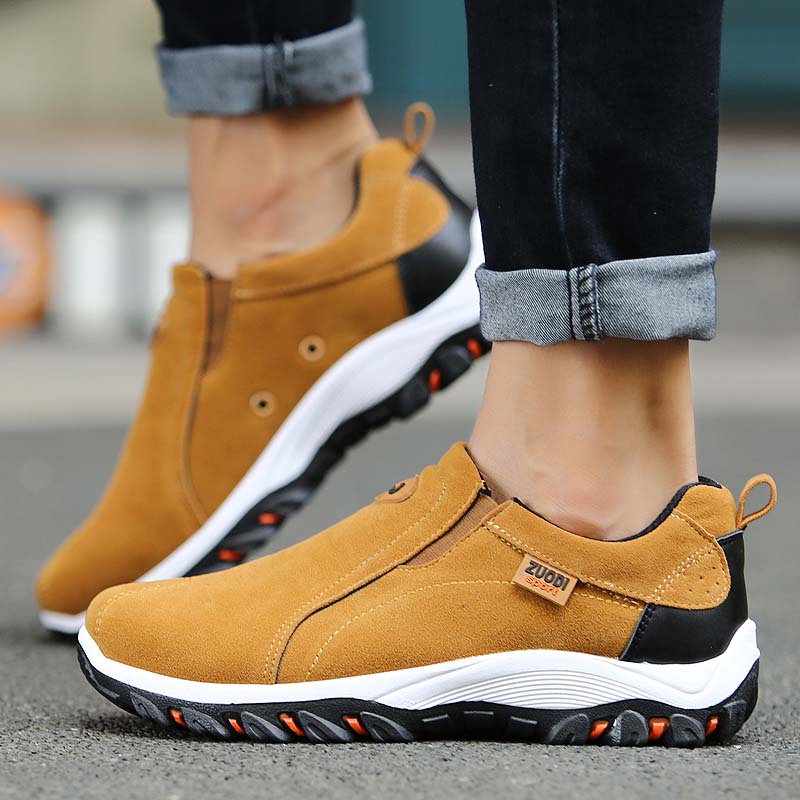 Braune Herren-Sneaker aus Wildleder, rutschfeste Sohle, ideal für Outdoor-Aktivitäten.