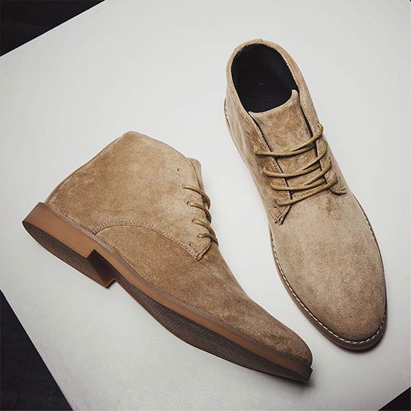 Beige Wildleder-Stiefeletten für Herren, Schnürschuhe, rutschfeste Sohle, modisch und elegant.