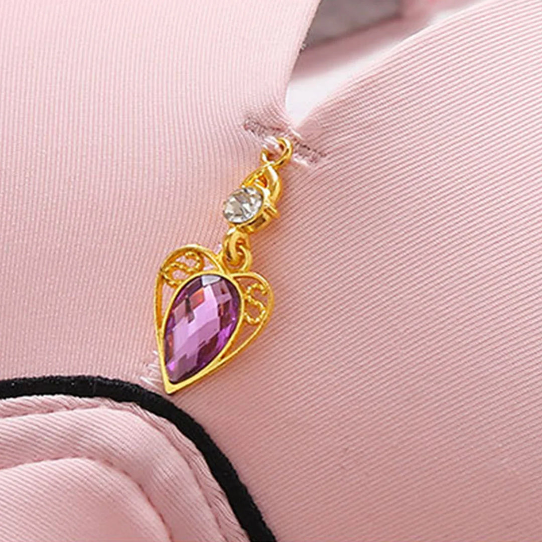 Rosa BH mit goldfarbenem Herzanhänger, lila Kristall, elegantes Dessous-Detail.