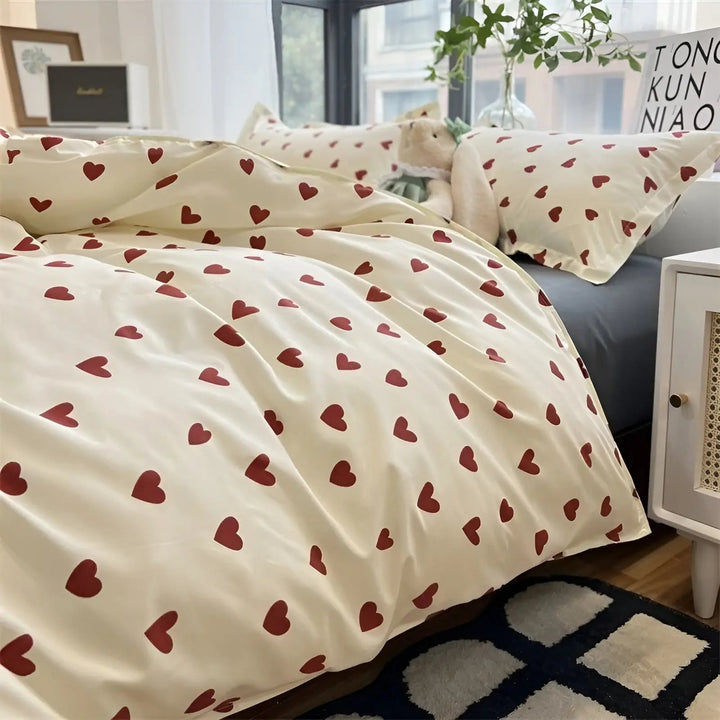 Herzmotiv Bettwäsche-Set, cremefarben, rote Herzen, Baumwolle, Schlafzimmer-Dekor, modern.