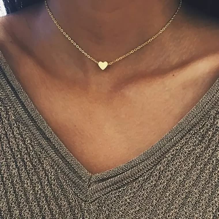 Goldene Herz-Halskette, zarte Kette, Damen-Schmuck, elegantes Design, modisches Accessoire.