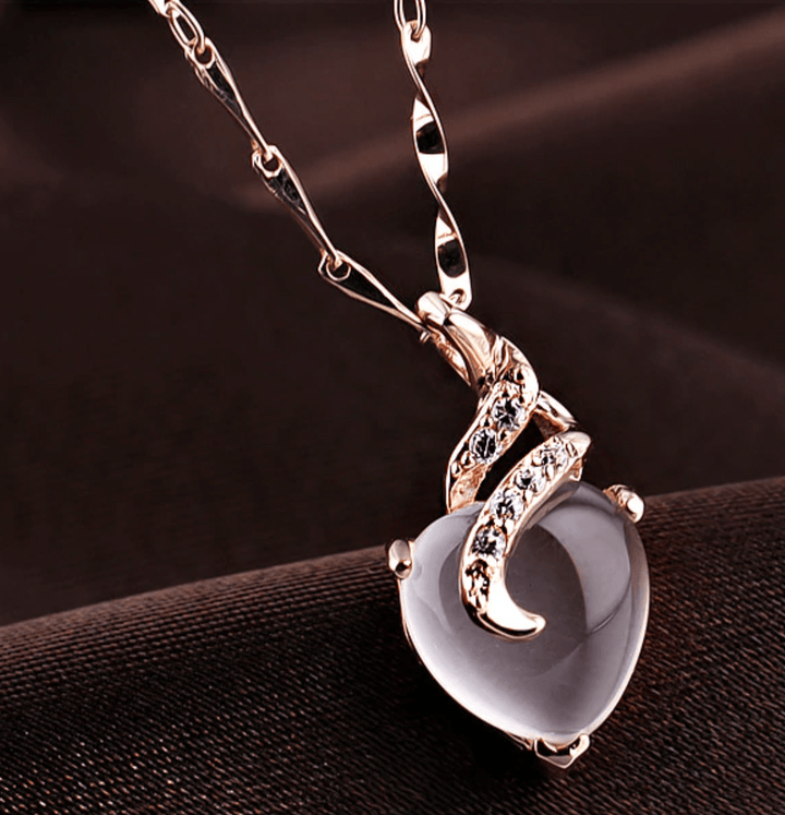 Herz-Halskette aus Opal mit goldener Kette, elegantes Schmuckdesign für Damen.