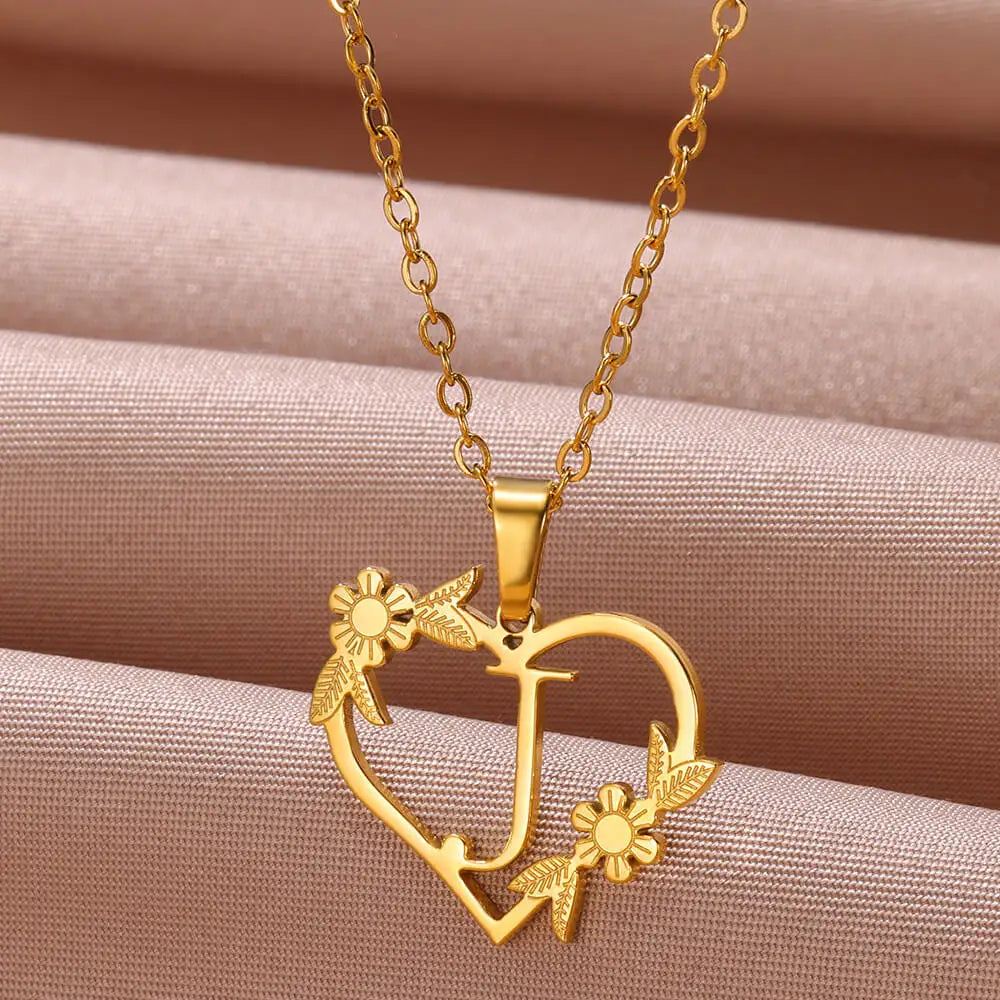 Goldene Herz-Halskette mit Blumen und Buchstabe J, eleganter Schmuck für Damen.