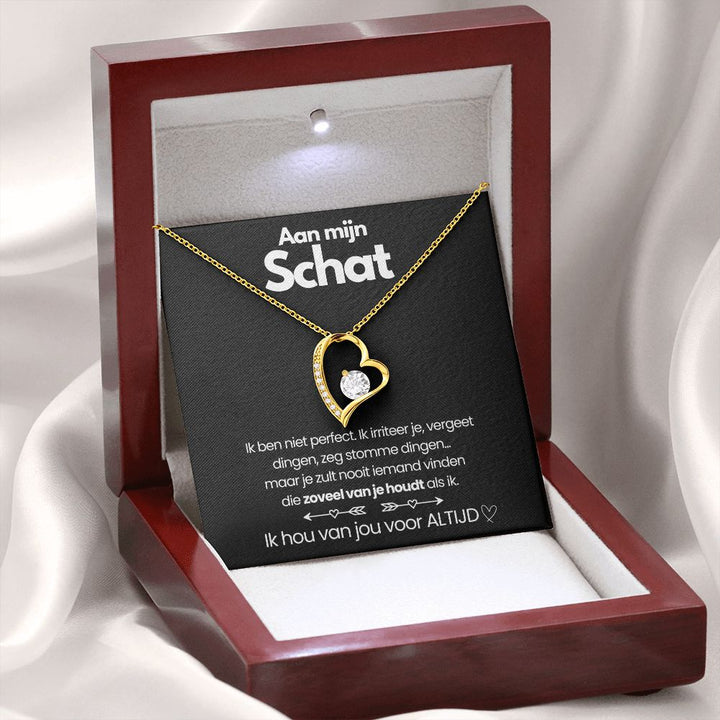 Goldene Herz-Halskette mit Diamant in roter Schmuckschatulle auf weißem Satin.
