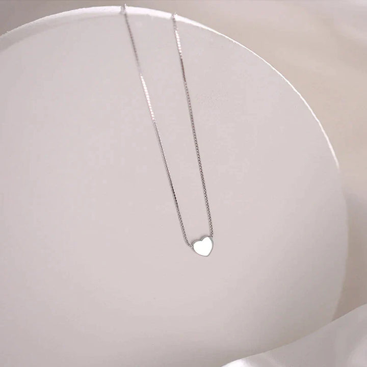 Silberne Herz-Halskette, minimalistisches Design, Damen-Schmuck, elegantes Accessoire.