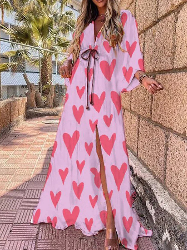 Frau im rosa Maxikleid mit roten Herzen, Sommermode, lässiger Stil, Strandkleidung.