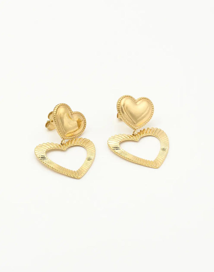 Goldene Ohrringe mit zwei Herzanhängern, elegantes Design, Schmuck für Damen.