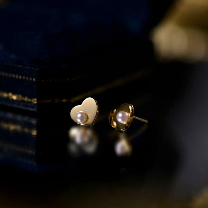 Herzförmige Ohrringe mit Perlen, goldfarben, eleganter Schmuck, Damenaccessoire, Geschenkidee.