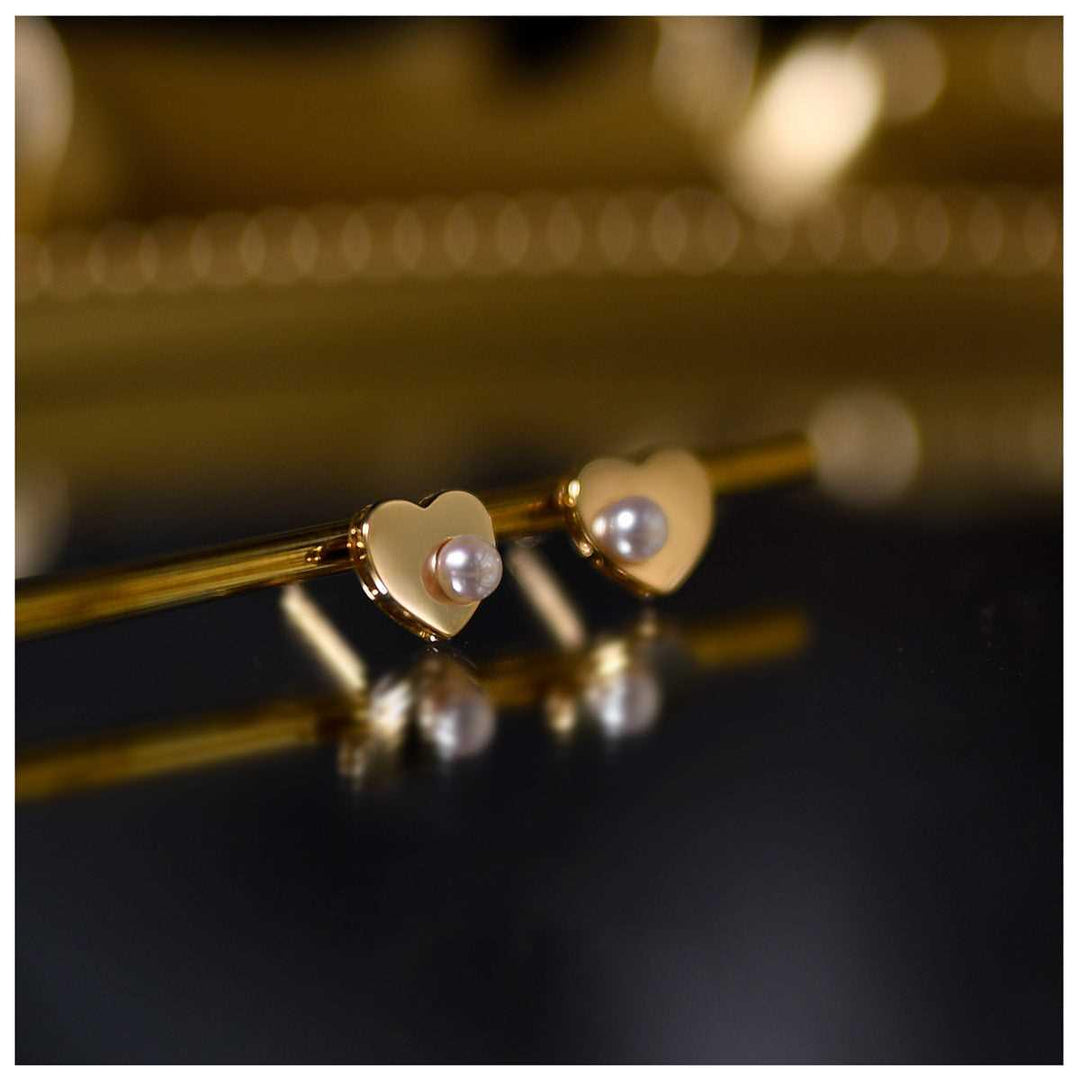 Goldene Herz-Ohrringe mit Perlen, eleganter Schmuck, modisches Accessoire, Geschenkidee.
