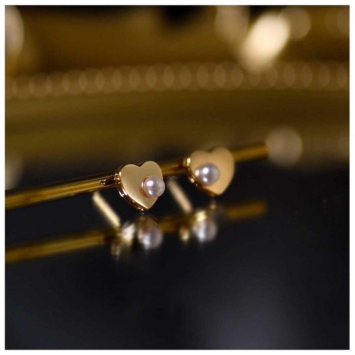 Goldene Herz-Ohrringe mit Perlen, eleganter Schmuck, modisches Accessoire, Geschenkidee.