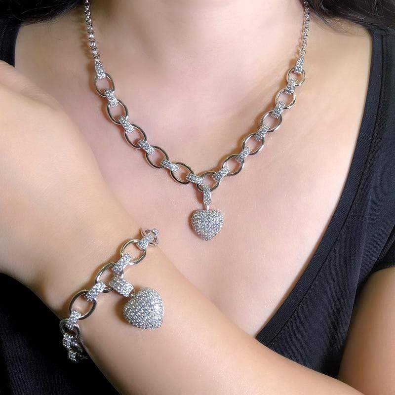 Silbernes Schmuckset mit Herzanhänger, Zirkonia-Kette und Armband, elegantes Design.