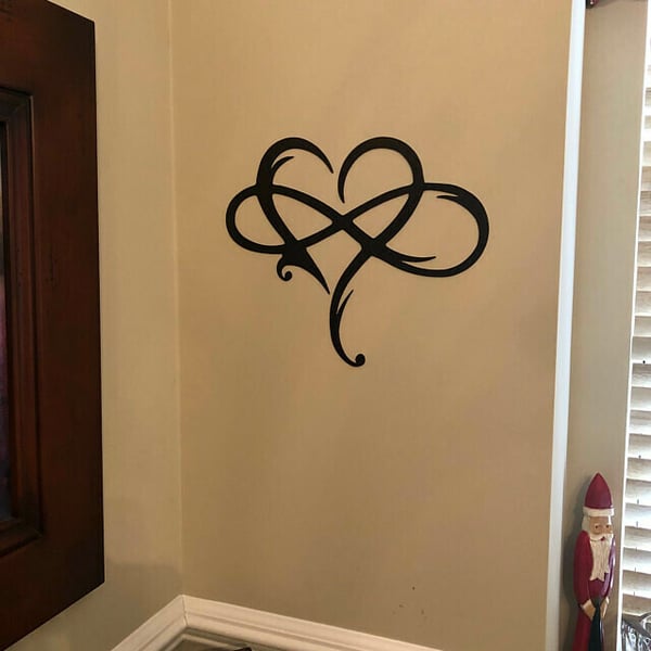 Schwarzes Tribal-Wandtattoo in Herzform auf beiger Wand, moderne Wanddekoration, Wohnzimmer.