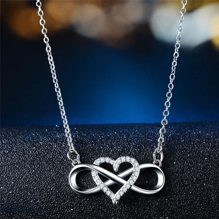 Silberne Herz-Unendlichkeitskette mit Zirkonia, elegantes Schmuckstück für Damen.