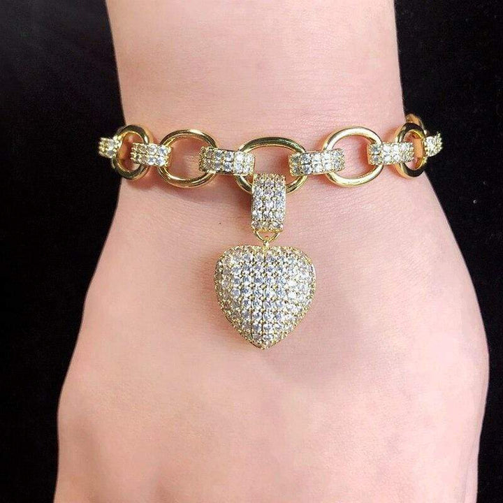 Goldenes Armband mit Herzanhänger, Zirkonia-Steine, eleganter Schmuck, Damenaccessoire.