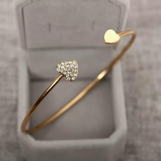 Goldenes Herzarmband mit Diamanten, elegantes Schmuckstück, Geschenk für Frauen, luxuriöses Design.