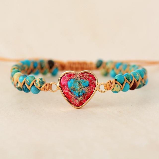 Herz-Armband mit türkisfarbenen Steinen, handgefertigt, verstellbar, modisches Schmuckstück.