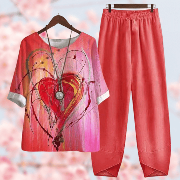 Buntes Damen-Outfit mit Herzmotiv, bestehend aus rotem Shirt und passender Hose.