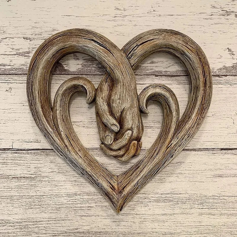 Herzförmige Holzskulptur mit ineinander greifenden Händen, rustikales Design, Wanddekoration.